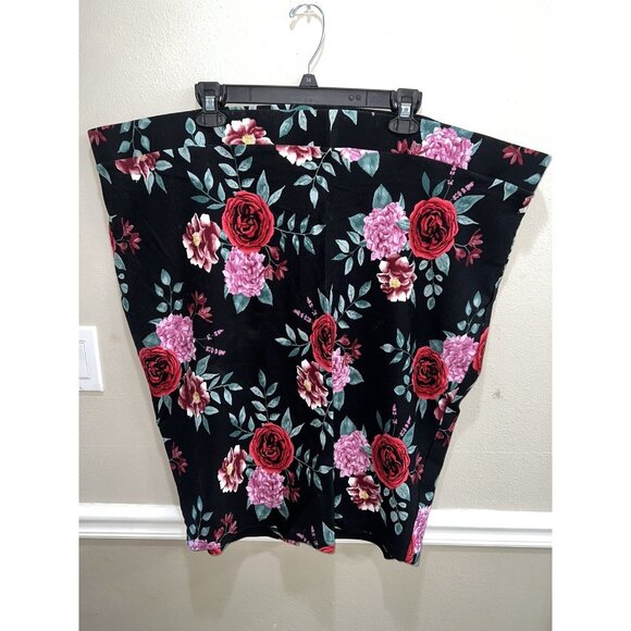Women’s Torrid Skirt Floral print Black Red Plus Size 5 stretch knee length - Picture 1 of 6